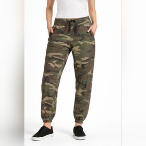 TNA Aritzia Camouflage Jogger Pants Size Small Camo Drawstring Zip Pockets